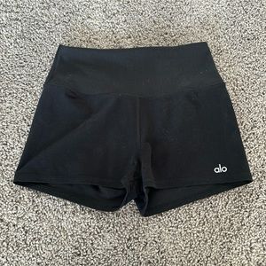 Alo Aura Shorts - medium